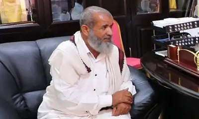 موظفي مكتب الإدارة المحلية بمديرية زمخ ومنوخ يعزون مدير عام المديرية في وفاة عمه