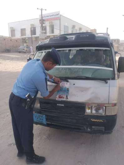أقسام شرطة السير العامله في عدد من مديريات حضرموت الوادي تطلق حملات ميدانية توعوية على السائقين في الشوارع العامة