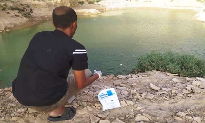 فرق التقصي الحشري والرش الضبابي تواصل عملها الميداني في احياء مدينة سيئون