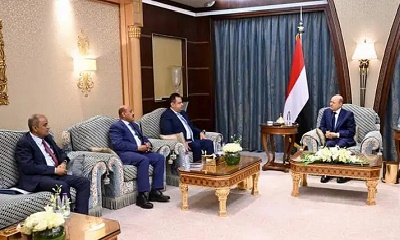 رئيس مجلس القيادة الرئاسي يجتمع برئيس الوزراء ومحافظ البنك المركزي ووزير المالية