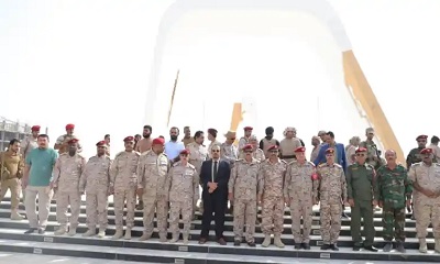 وزير الدفاع ومحافظ حضرموت يُجدّدان الوفاء للشهداء ويطلعان على جاهزية اللواء أول حماية رئاسية