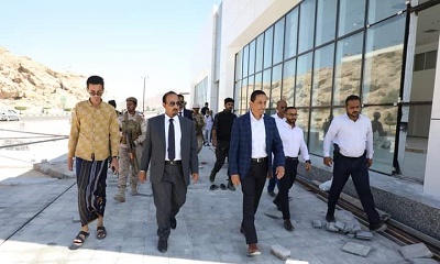 محافظ حضرموت يتفقد التحضيرات لافتتاح أكبر معرض لشركة بازرعة للسيارات