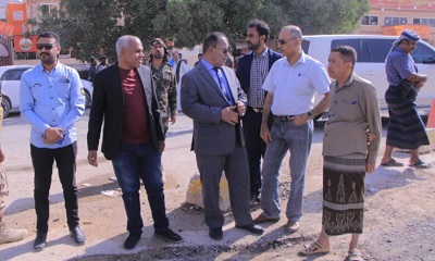 بدء أعمال وضع طبقة الخلطة الاسفلتية بشارع الجزائر بمدينة سيئون