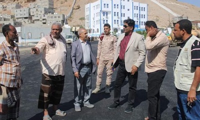 مدير عام مديرية المكلا يتفقد سير العمل بمشروع سلفتة الساحات الداخلية بالمؤسسة الاقتصادية 26 