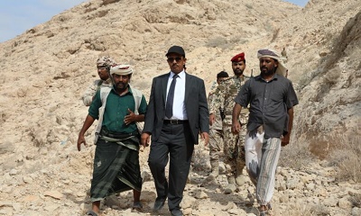 محافظ حضرموت ووكيل أول المحافظة يتفقدان مشيًا على الأقدام الطريق الدائري وسط البالغ نسبة انجازه 75%