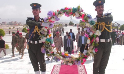 عضو مجلس القيادة الرئاسي البحسني وقائد المنطقة العسكرية الثانية يضعان إكليلاً من الورود على ضريح الجندي المجهول بالنصب التذكاري وساحة شهداء حضرموت