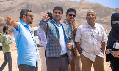 المدير التنفيذي لشركة النفط اليمنية يزور موقع إنشاء منشأة نفطية بساحل حضرموت