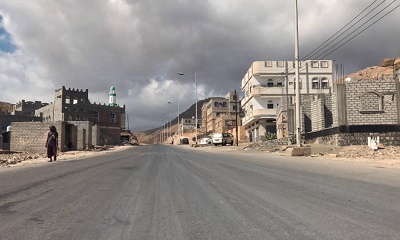 بتوجيهات من السلطة المحلية بالمديرية وبجهود مكتب الأشغال العامة أنطلقت حملة تنظيف الشوارع الرئيسية بالمديرية