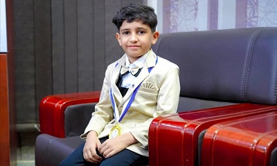 محافظ شبوة يكرم الطفل مشعل حبتور المتصدر عالميًا في الحساب الذهني