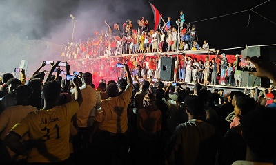 إصابة 25 مشجعاً في مدينة الشحر بحضرموت إثر انهيار (مدرج صناعي) أثناء احتفالهم عليها 