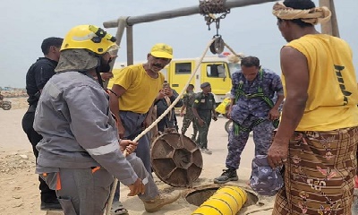 مناورة تطبيقية لإنقاذ غريق وإنتشال شخص من بئر صرف صحي في الشحر ضمن ختام دورة تدريبية ميدانية 