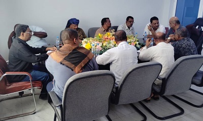 رئاسة هيئة المصائد السمكية في البحر العربي ومكتب الصناعة والتجارة بساحل حضرموت تبحثان مع الاتحاد التعاوني السمكي وجمعية الباعة ضبط أسعار الأسماك