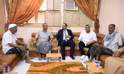 برفقة بارجاش والمنهالي.. محافظ حضرموت يقدم واجب العزاء لأسرة الفقيد القائد باشادي