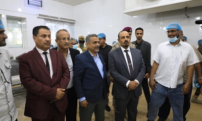 محافظ حضرموت يتفقد مصنع المكلا لتعليب الأسماك ويشيد بمستوى التحديثات المنفذة