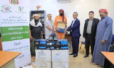 توزيع مواد وقائية لمهندسي النظافة والتحسين بمديرية سيئون مقدمة من مؤسسة بن حبريش للتنمية