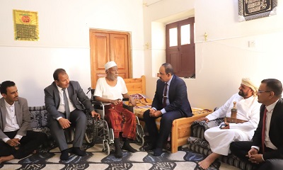 محافظ حضرموت يزور القيادي الإداري مبارك حميد في سيئون ويشيد بدور كوادر المحافظة في خدمة المجتمع