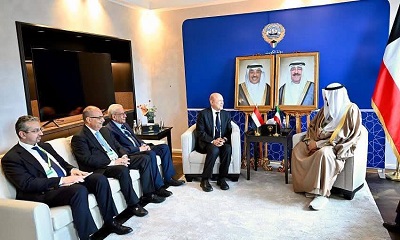 رئيس مجلس القيادة يبحث ورئيس الوزراء الكويتي العلاقات الثنائية والدعم المطلوب للحكومة الجديدة