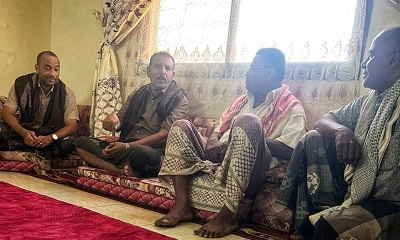 قائد المنطقة العسكرية الثانية يزور أسرة المقدم المختطف عبدالرحمن الفيل بالمكلا ويؤكد الوقوف إلى جانبها