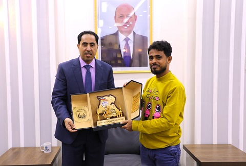 الاتحاد العام للشطرنج يهدي البكري درع بطولة الخليج للشطرنج 