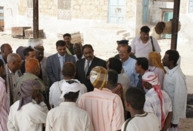 وزير الثروة السمكية يتفقد مشاريع الإنزال السمكي في مديرية بروم ميفع بحضرموت
