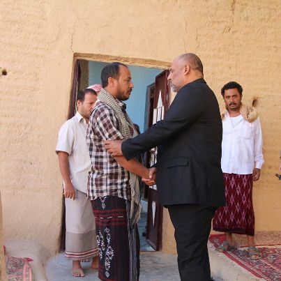 وكيل محافظة حضرموت لشؤون الوادي والصحراء عصام الكثيري يقدم واجب العزاء لمدير عام مديرية شبام فرج بن طالب في استشهاد عمه واخيه