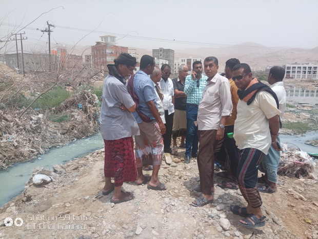 مسجدي وغانم يتفقدان أضرار ملعب كرة القدم بنادي شعب حضرموت والتوجيه بسرعة إزالة العوائق لعودة نشاطه