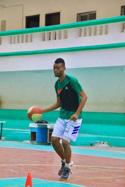 استدعاء واعد السلة المكلاوي صالح باسعيدة إلى المنتخب الوطني لكرة السلة