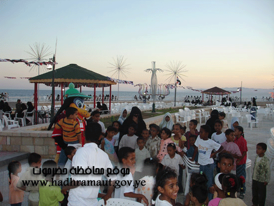 صور للاطفال في كورنيش المحضار