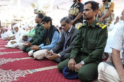 محافظ حضرموت البحسني يؤدي صلاة عيد الأضحى مع جموع المصلين بمسجد الشهداء بالمكلا 