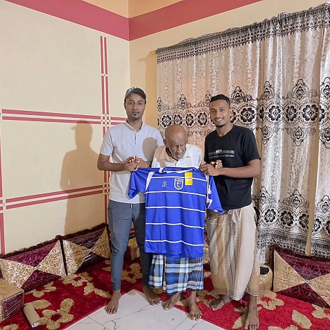 الدائرة الثقافية والاجتماعية بنادي تضامن حضرموت تزور التربوي والرياضي عبدالله باواحدي للاطمئنان على صحته