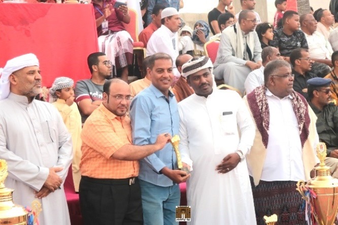   على هامش نهائي البطولة الكروية الثالثة .. مجموعة الماهر تكرم القسم الرياضي بشبكة مواقع حضرموت الالكترونية