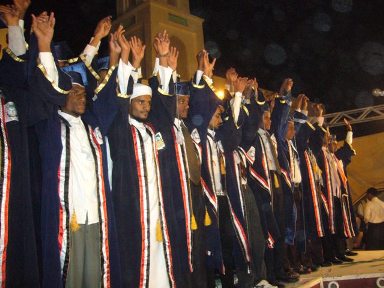 بحضور المواطنين.. منطقة الغرفة بسيئون تكرم طلابها خريجي الجامعات