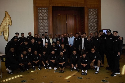 العيسي يلتفي اللاعبين بعد الخسارة من العراق ويشد من ازرهم 