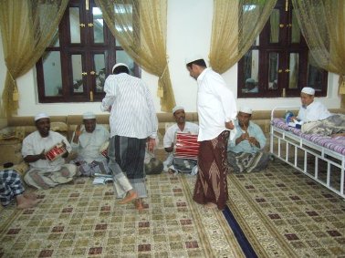عشرون عاما منذ إصابته بشلل نصفي.. فرقة باصالح تقيم حفلا خاصا للاعب السبعينات بنادي الاحقاف 