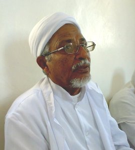 الشيخ الاستاذ/ علي سالم بامخرمة في شريط الذكريات بإذاعة سيئون