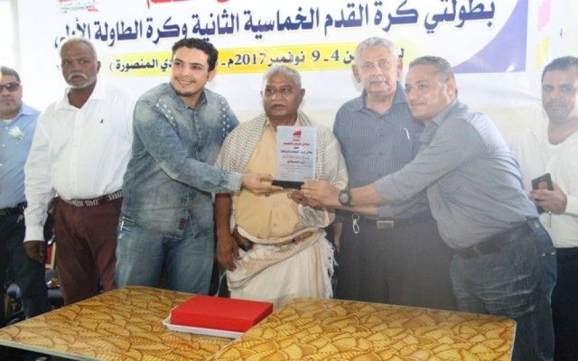 إدارة نادي الصم بعدن تمنح الوزير البكري درع النادي نظير جهوده المبذولة في خدمته