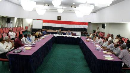محافظ حضرموت يرأس اجتماعا لمناقشة نتائج زيارة الحكومة للمحافظة