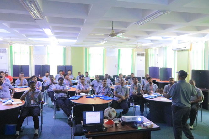 تواصل الدورة الآسيوية لمدربي كرة القدم بأندية ساحل حضرموت بالمكلا  