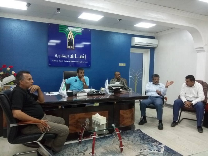 اجتماع مشترك لمناقشة البدء في مشروع تعشيب الملعب الشعبي بمدينة إنما بعدن