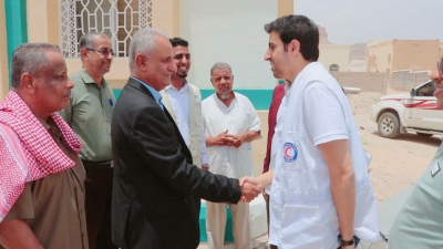 مدير عام سيئون ووفد جمعية الهلال الأحمر الكويتي يزورون مركز محمد يوسف النفيسي الصحي بمنطقة بور.