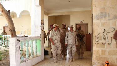 محافظ حضرموت يقوم بزيارة ميدانية للألوية والوحدات العسكرية ويقدم التهاني والتبريكات بمناسبة عيد الأضحى المبارك