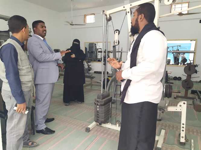 الوكيل المساعد لشؤون الشباب ومدير صندوق دعم الشباب بحضرموت يدشنان مشروع الصالة الرياضية لكمال الأجسام بالمكلا