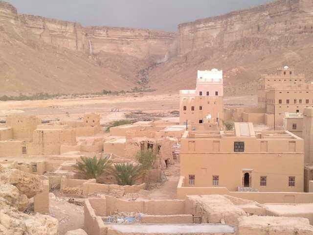 مدير الرعاية الصحيه الأوليه بمكتب الصحة والسكان بالوادي والصحراء يزور الفرق الميدانية للحملة الوطنية للوقاية من مرض الكوليرا "بمديرية رخية