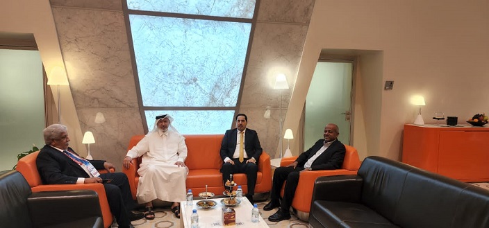 بدعوة رسمية وزير الشباب والرياضة يصل إلى العاصمة القطرية الدوحة