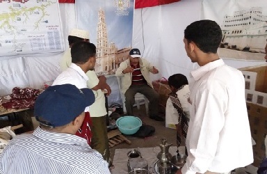 الوكيل وزارة السياحة لشؤون الخدمات والأنشطة السياحية يتفقد الخيمة الحضرمية في مهرجان صيف صنعاء السياحي 