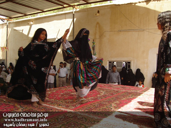 المعرض المدرسي لمدارس مديرية سيئون لقطات من التراث - رقصات نسائية