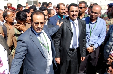 وزير النفط ومحافظ حضرموت يلتقيا مقادمة ومشايخ غيل بن يمين ورسب