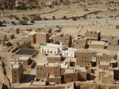 مناقشة المطالبين بحقوقهم في التعويضات من قبل شركة النفط بمديرية حريضة 