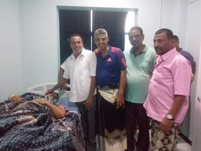 مدير مكتب الشباب والرياضة بعدن يطمئن على صحة خالد بيزع