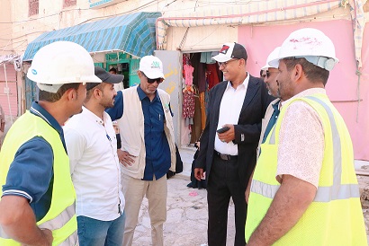 السلطة المحلية بمديرية سيئون ومشروع الأشغال العامة يسلمان موقع المرحلة الثانية لمشروعي رصف شوارع سوق الرجال والنساء بمدينة سيئون للجهة المنفذة